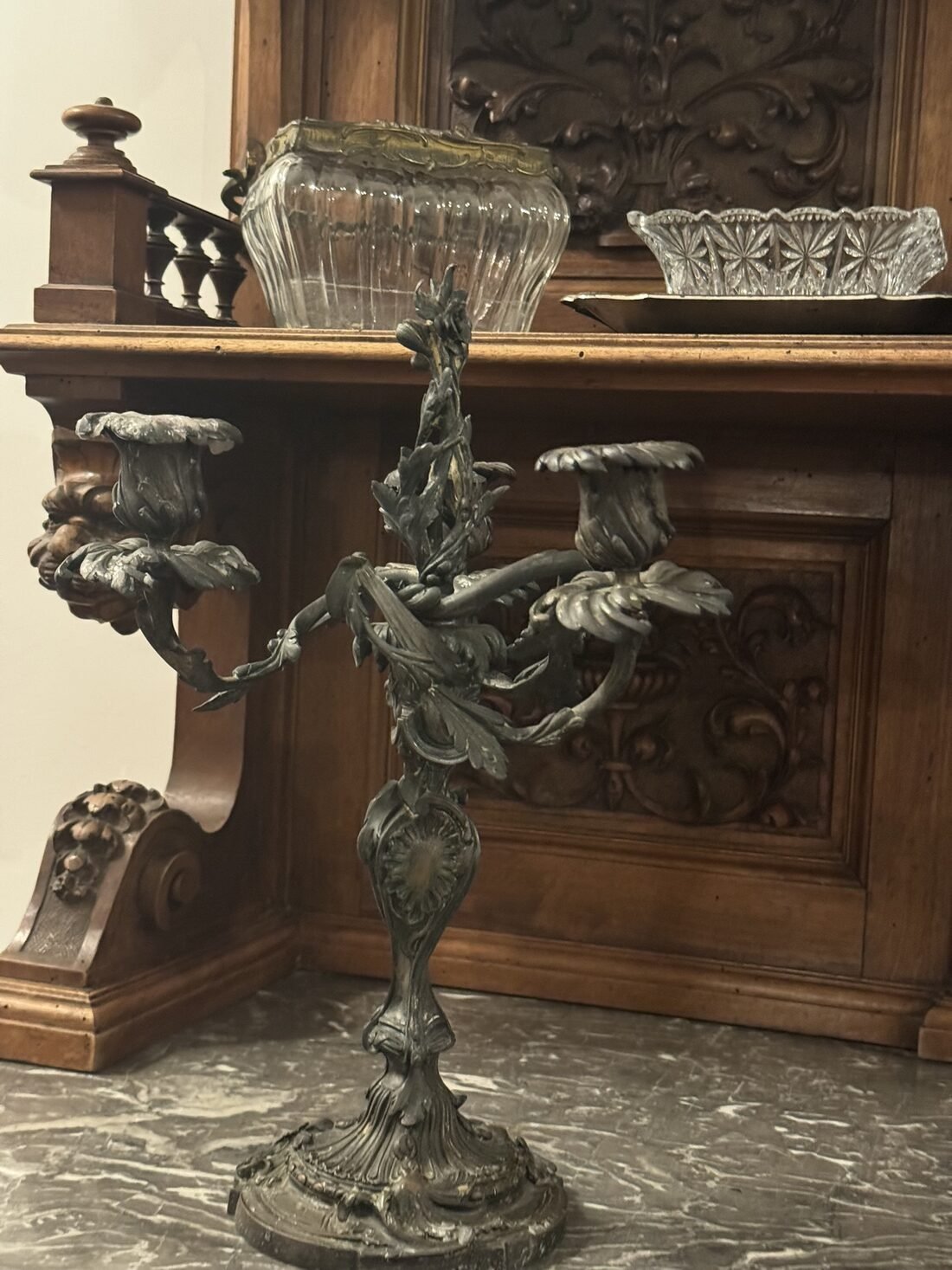 Grande candelabro in bronzo con figure scolpite, dettaglio d'arredo della dimora
