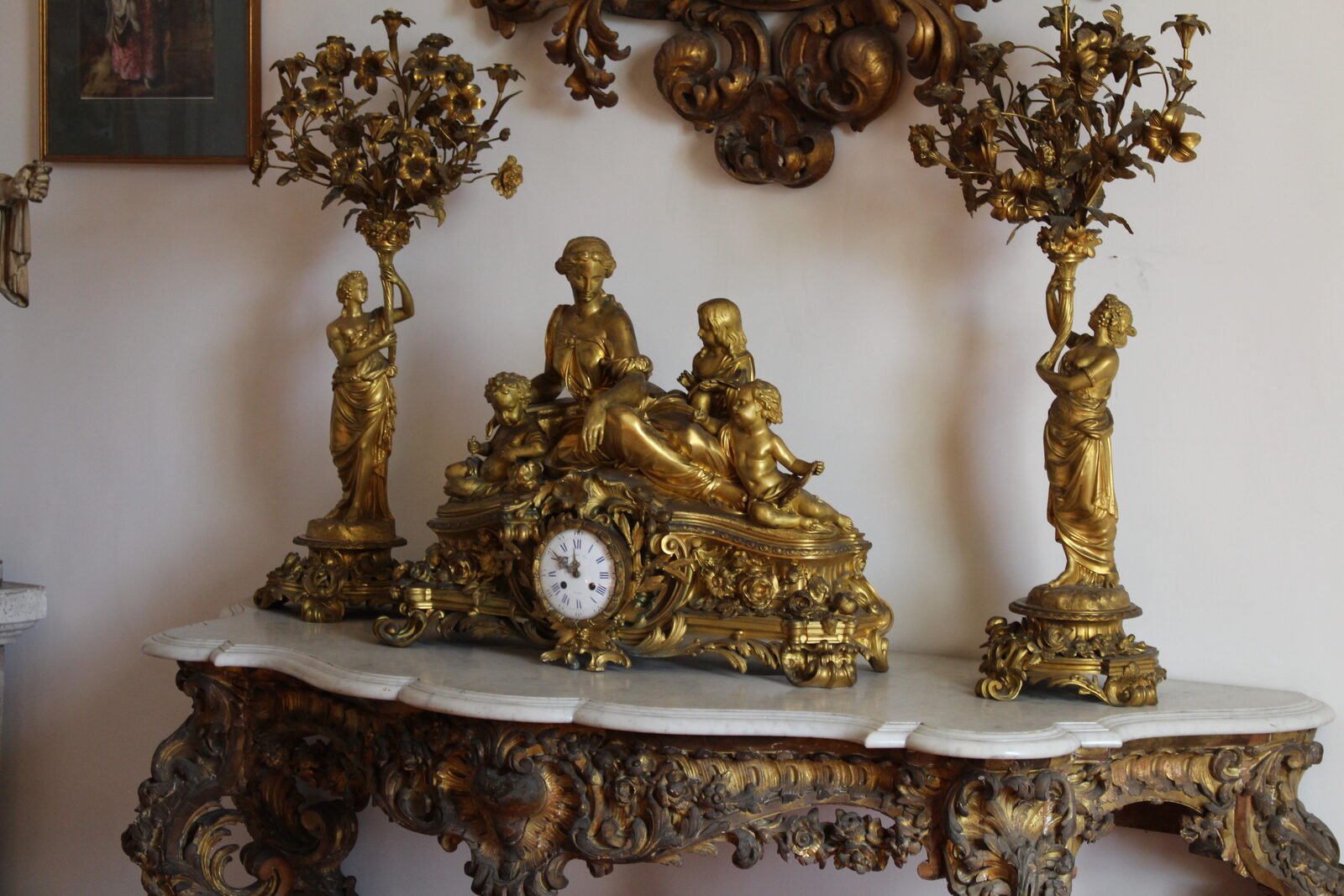 Consolle dorata con putti in foglia d'oro e specchiera d'epoca alla Tenuta Don Gaetano