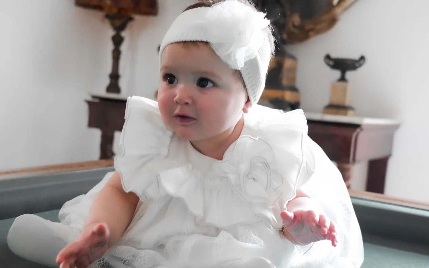 Bambina in abito bianco durante la festa di battesimo alla Tenuta Don Gaetano