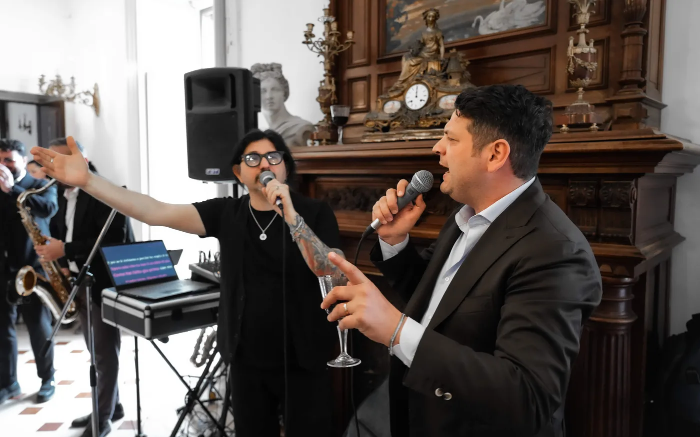Musica dal vivo e brindisi davanti al camino durante una festa alla Tenuta Don Gaetano