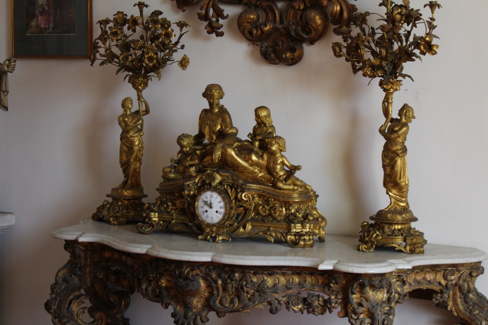 Garniture dorata d'epoca, dettaglio per compleanni e anniversari in grande stile