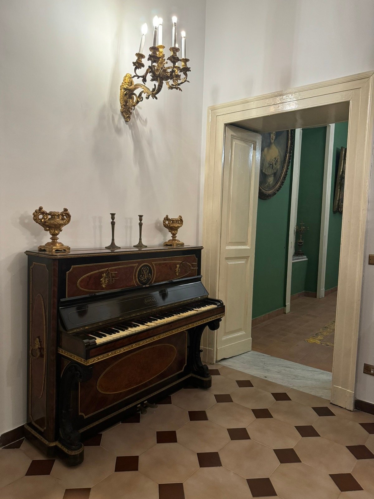 Sala d'epoca con pianoforte, allestita per una promessa di matrimonio