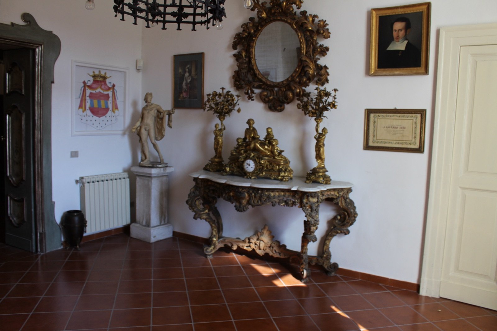 Consolle dorata con stemma di famiglia, cornice per lauree e feste celebrative