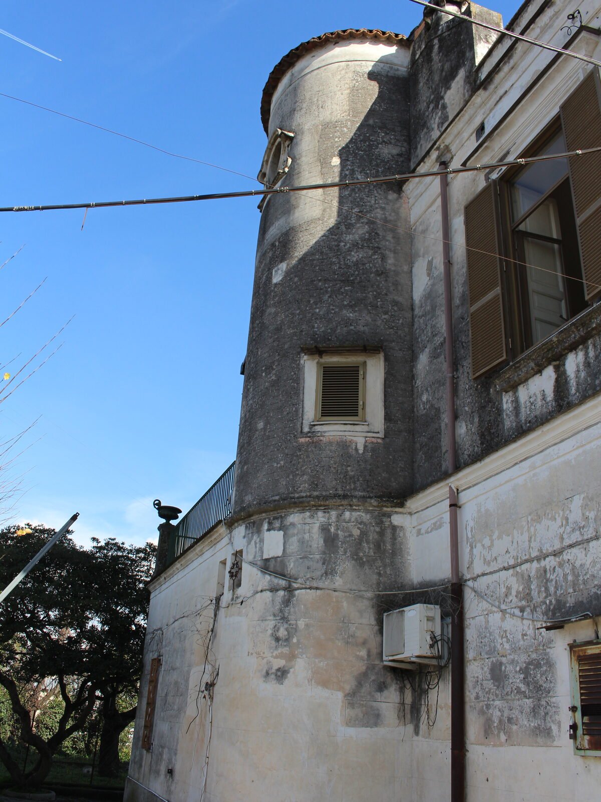 L'antica torre cilindrica in pietra della Tenuta Don Gaetano, parte della dimora settecentesca